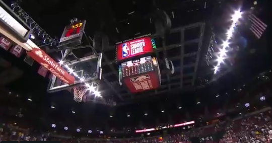  尼斯主场灯光故障，比赛中断十分钟后恢复  