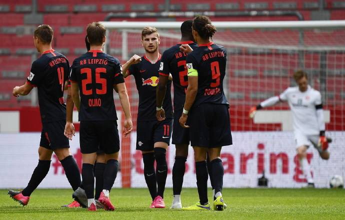  多特蒙德主场不敌弗赖堡，争冠形势再添悬念  